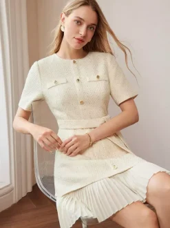Robe en tweed abricot à manches courtes et boutons dorés pour l'été 2026