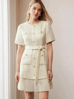 Robe en tweed abricot à manches courtes et boutons dorés pour l'été 2026