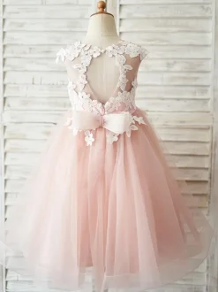 Robe fille de fleur bleu en tulle col rond transparent boutonné sur dos robe cortège enfant