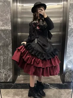Robe Gothic Lolita à volants et lacets noire et bordeaux manches longues style JSK à volants étagés