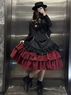 Robe Gothic Lolita à volants et lacets noire et bordeaux manches longues style JSK à volants étagés