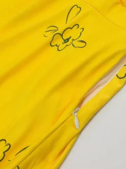 Robe jaune décontractée mi-longue à manches courtes et imprimé floral col carré manches courtes style midi.