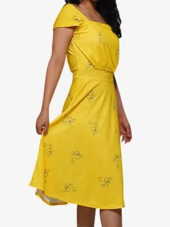 Robe jaune décontractée mi-longue à manches courtes et imprimé floral col carré manches courtes style midi.