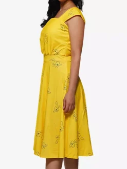 Robe jaune décontractée mi-longue à manches courtes et imprimé floral col carré manches courtes style midi.