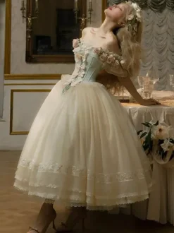 Robe Lolita féerique blanche à fleurs et n艙uds épaules dénudées manches courtes style Lolita vintage