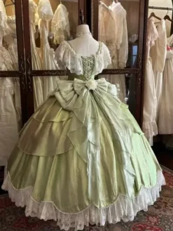 Robe Lolita féerique rose robe de bal ornée de perles et de fleurs n艙ud dans le dos bandage en dentelle manches en dentelle.