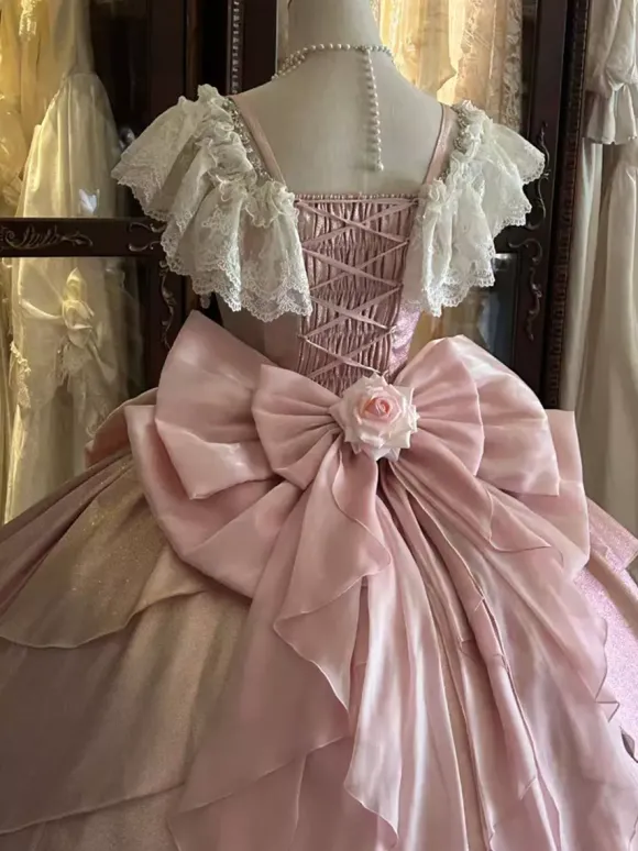 Robe Lolita féerique rose robe de bal ornée de perles et de fleurs n艙ud dans le dos bandage en dentelle manches en dentelle.