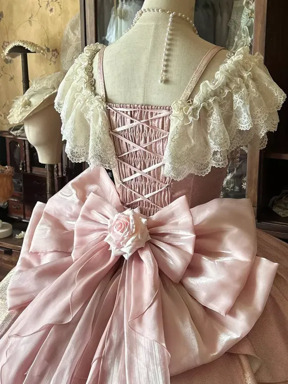 Robe Lolita féerique rose robe de bal ornée de perles et de fleurs n艙ud dans le dos bandage en dentelle manches en dentelle.