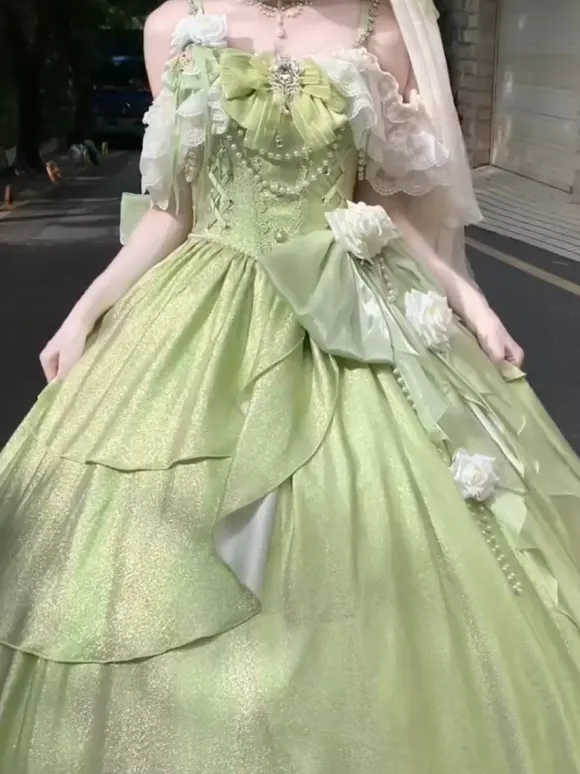 Robe Lolita féerique rose robe de bal ornée de perles et de fleurs n艙ud dans le dos bandage en dentelle manches en dentelle.