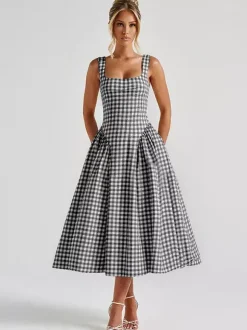 Robe longue à carreaux bretelles col carré coupe trapèze rouge idéale pour une soirée romantique.