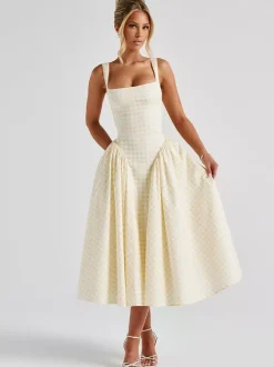 Robe longue à carreaux bretelles col carré coupe trapèze rouge idéale pour une soirée romantique.