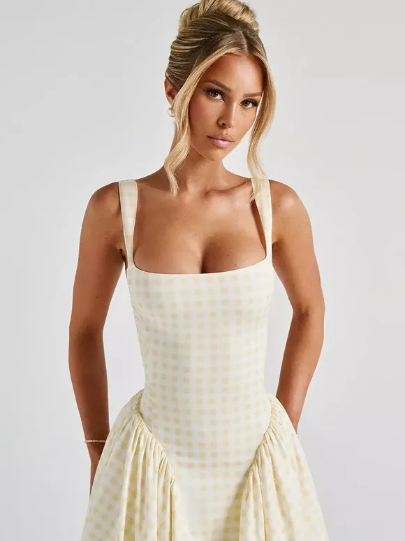 Robe longue à carreaux bretelles col carré coupe trapèze rouge idéale pour une soirée romantique.