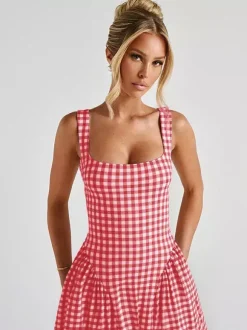 Robe longue à carreaux bretelles col carré coupe trapèze rouge idéale pour une soirée romantique.