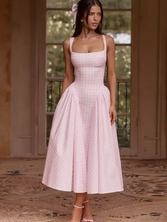 Robe longue à carreaux bretelles col carré coupe trapèze rouge idéale pour une soirée romantique.