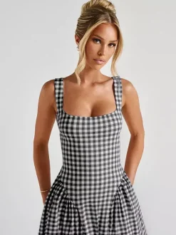 Robe longue à carreaux bretelles col carré coupe trapèze rouge idéale pour une soirée romantique.