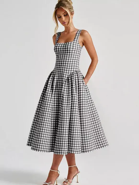 Robe longue à carreaux bretelles col carré coupe trapèze rouge idéale pour une soirée romantique.