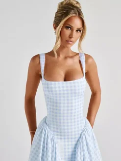 Robe longue à carreaux bretelles col carré coupe trapèze rouge idéale pour une soirée romantique.