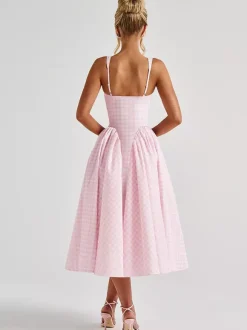 Robe longue à carreaux bretelles col carré coupe trapèze rouge idéale pour une soirée romantique.