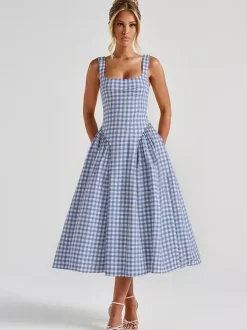 Robe longue à carreaux bretelles col carré coupe trapèze rouge idéale pour une soirée romantique.