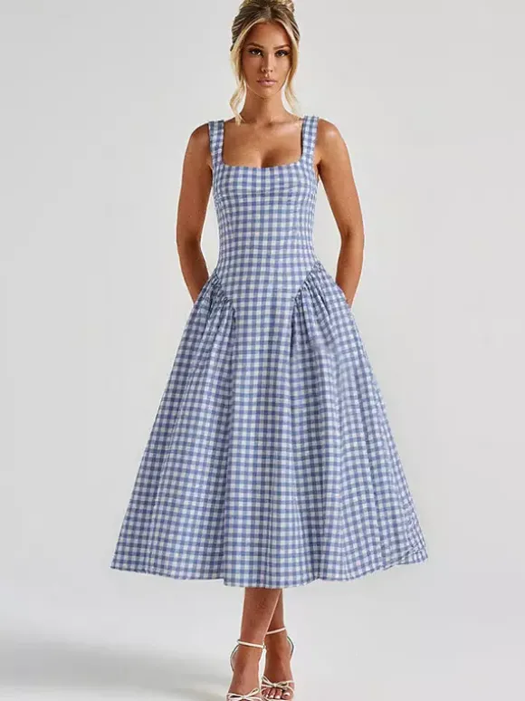 Robe longue à carreaux bretelles col carré coupe trapèze rouge idéale pour une soirée romantique.