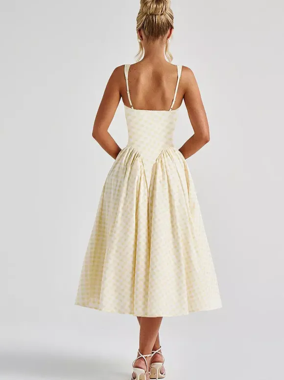 Robe longue à carreaux bretelles col carré coupe trapèze rouge idéale pour une soirée romantique.