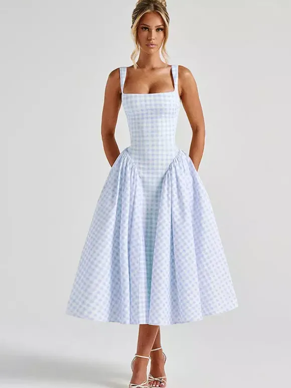 Robe longue à carreaux bretelles col carré coupe trapèze rouge idéale pour une soirée romantique.
