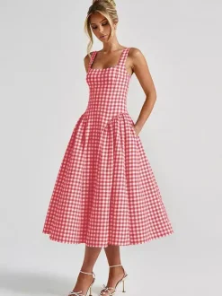 Robe longue à carreaux bretelles col carré coupe trapèze rouge idéale pour une soirée romantique.