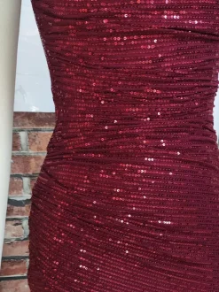 Robe longue à sequins épaules dénudées et fente haute idéale pour les événements formels 2026