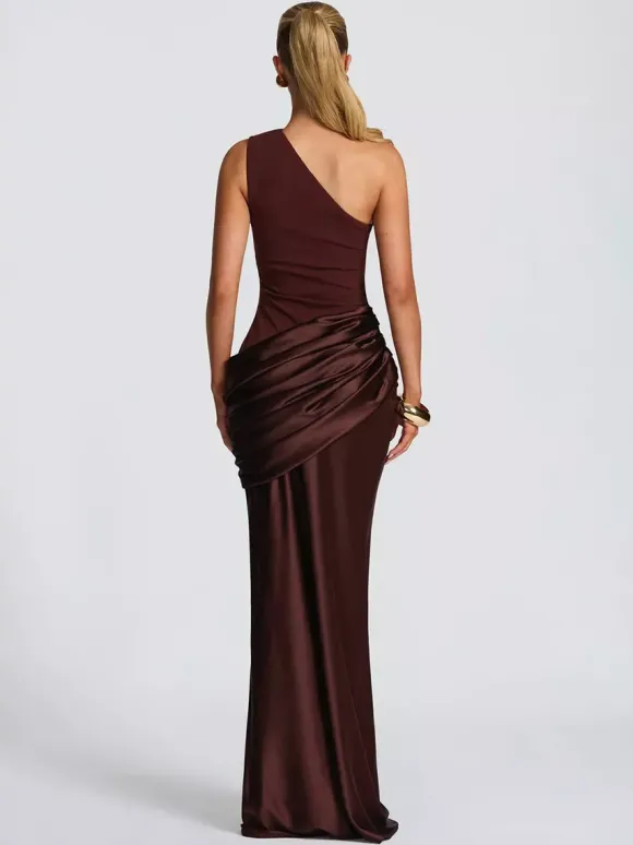 Robe longue asymétrique en satin bordeaux profond élégante et flatteuse pour toutes les silhouettes.