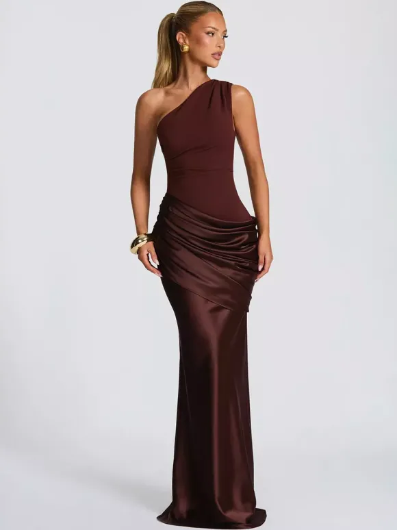Robe longue asymétrique en satin bordeaux profond élégante et flatteuse pour toutes les silhouettes.