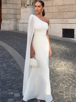 Robe longue bleue décontractée fendue sur le devant sans manches et asymétrique idéale pour une soirée en amoureux.