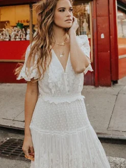 Robe longue bohème en dentelle blanche pour femme - Robe longue à pois et à volants col en V - Idéale pour un mariage d'été à la plage (2026)