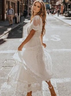 Robe longue bohème en dentelle blanche pour femme - Robe longue à pois et à volants col en V - Idéale pour un mariage d'été à la plage (2026)