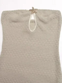 Robe longue bustier beige en maille crochet pour femme ornée d'étoiles de mer avec découpe en forme de goutte et fente latérale. Robe d'été idéale pour la plage.