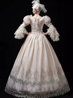 Robe longue de bal champagne style victorien rococo ornée de dentelle manches évasées et imprimé floral.