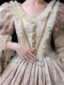 Robe longue de bal champagne style victorien rococo ornée de dentelle manches évasées et imprimé floral.