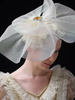 Robe longue de bal champagne style victorien rococo ornée de dentelle manches évasées et imprimé floral.