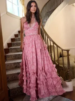 Robe longue de soirée à volants et fleurs décolleté licou et fente haute 2026