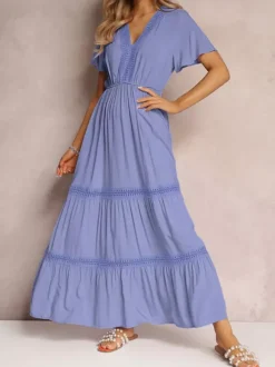 Robe longue d'été décontractée à manches courtes et volants col en V et bordure en dentelle bleu clair.