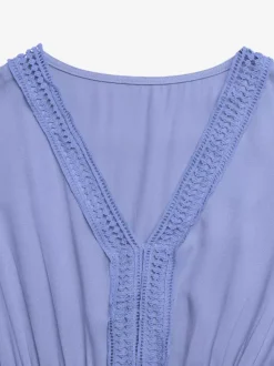 Robe longue d'été décontractée à manches courtes et volants col en V et bordure en dentelle bleu clair.