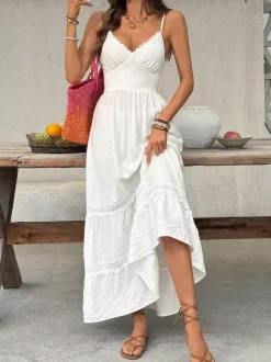 Robe longue d'été fluide à bretelles spaghetti et bordure en dentelle blanche pour femme col en V et volants.