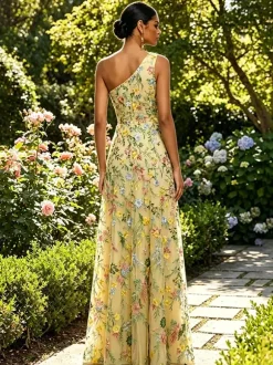 Robe longue en tulle brodée de fleurs asymétrique col drapé fente haute idéale pour une invitée de mariage ou une soirée de gala.