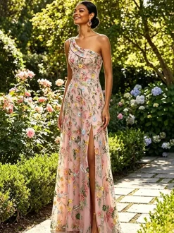 Robe longue en tulle brodée de fleurs asymétrique col drapé fente haute idéale pour une invitée de mariage ou une soirée de gala.