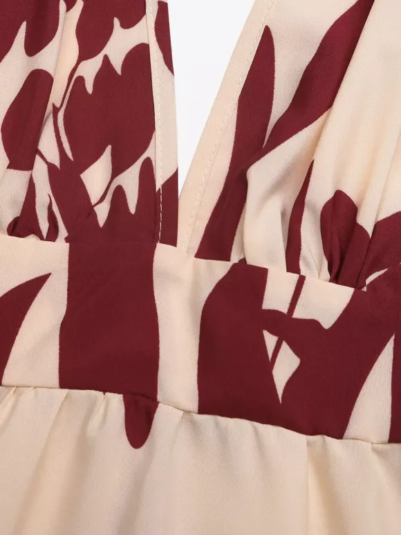 Robe longue fluide à bretelles spaghetti imprimé floral crème bordeaux décolleté en V profond idéale pour l'été et la plage.