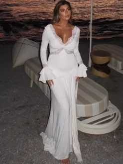 Robe longue maxi à col en V et bordure en dentelle pour femme - Robe moulante blanche bohème à manches longues et poignets trompette - Idéale pour un mariage printanier à la plage (2026)