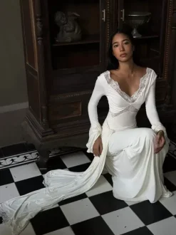 Robe longue maxi à col en V et bordure en dentelle pour femme - Robe moulante blanche bohème à manches longues et poignets trompette - Idéale pour un mariage printanier à la plage (2026)