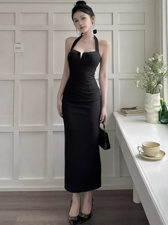 Robe longue noire élégante dos nu à lacets sans manches et décolleté licou idéale pour une soirée en amoureux.