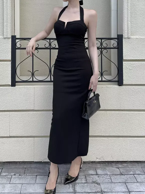 Robe longue noire élégante dos nu à lacets sans manches et décolleté licou idéale pour une soirée en amoureux.