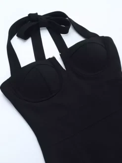 Robe longue noire élégante dos nu à lacets sans manches et décolleté licou idéale pour une soirée en amoureux.