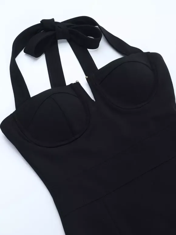 Robe longue noire élégante dos nu à lacets sans manches et décolleté licou idéale pour une soirée en amoureux.